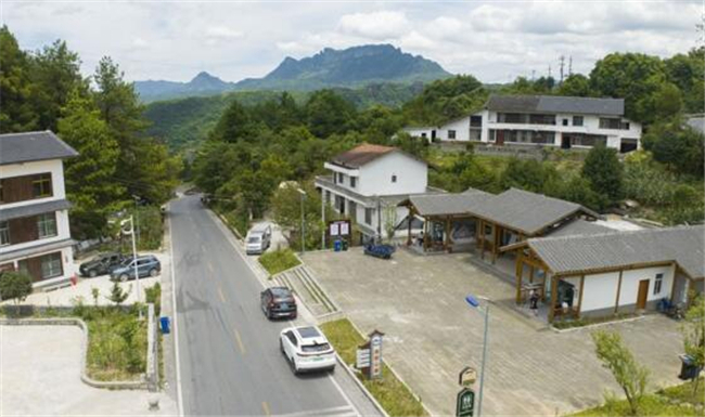 “龙岩山居——巴蜀美丽庭院示范片”项目让沿线人居环境得到提升。南川区融媒体中心记者 陈姗 摄